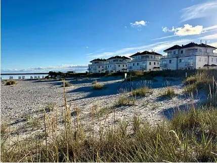 Wohnhäuser an der Strandpromenade an der Ostseeküste