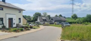 Blick vom Berg auf die Ausfahrt vom Baugebiet mit Grundstück 3, 2, 1