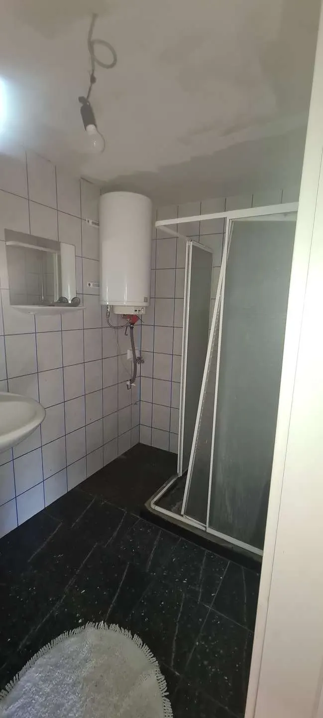 Badezimmer mit Dusche und Boiler