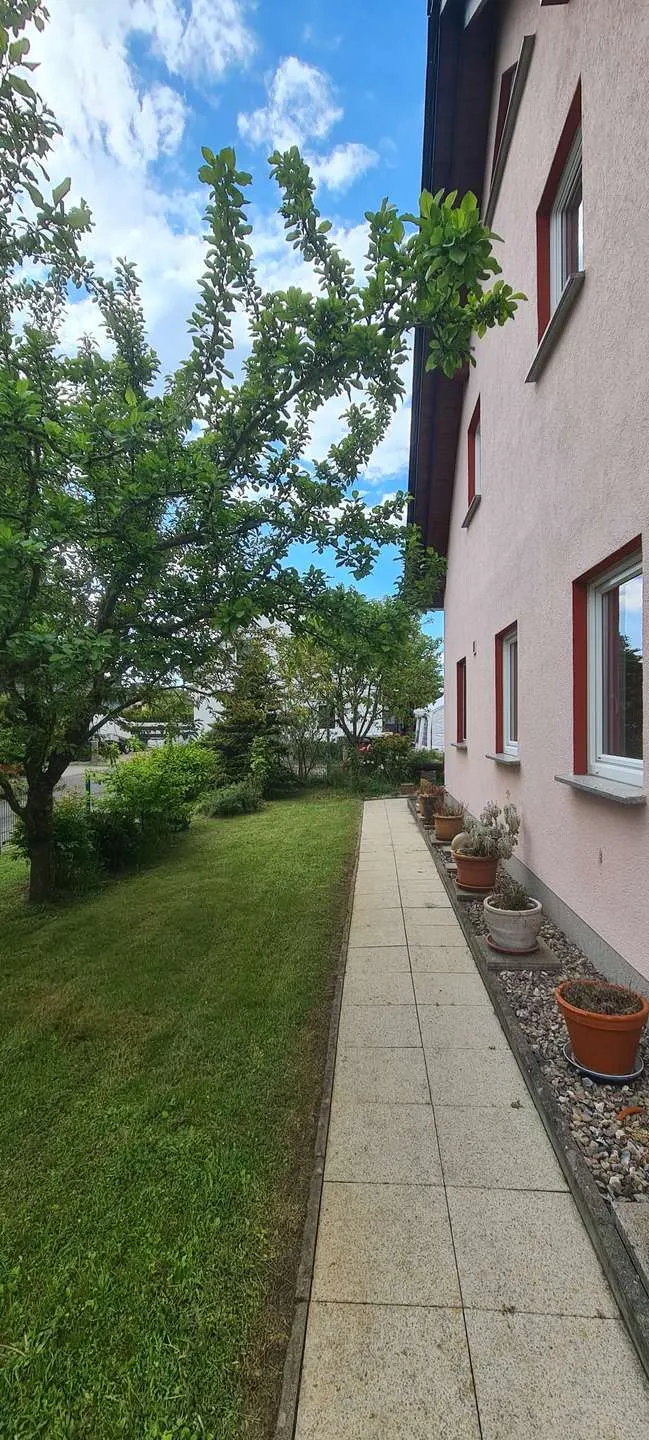 Seitlicher Weg vom Garten zur Straße