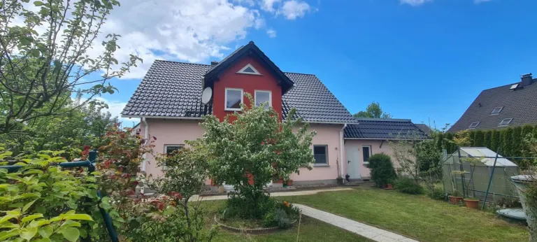 Garten und Hausrückseite
