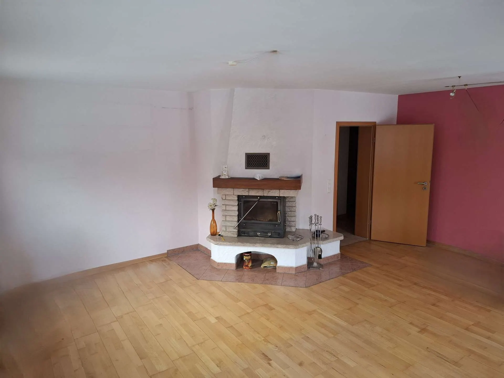 Wohnzimmer mit Kamin