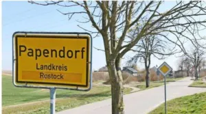 Ortseingang Papendorf mit Hintergrund Baugebiet Papendorf Nord